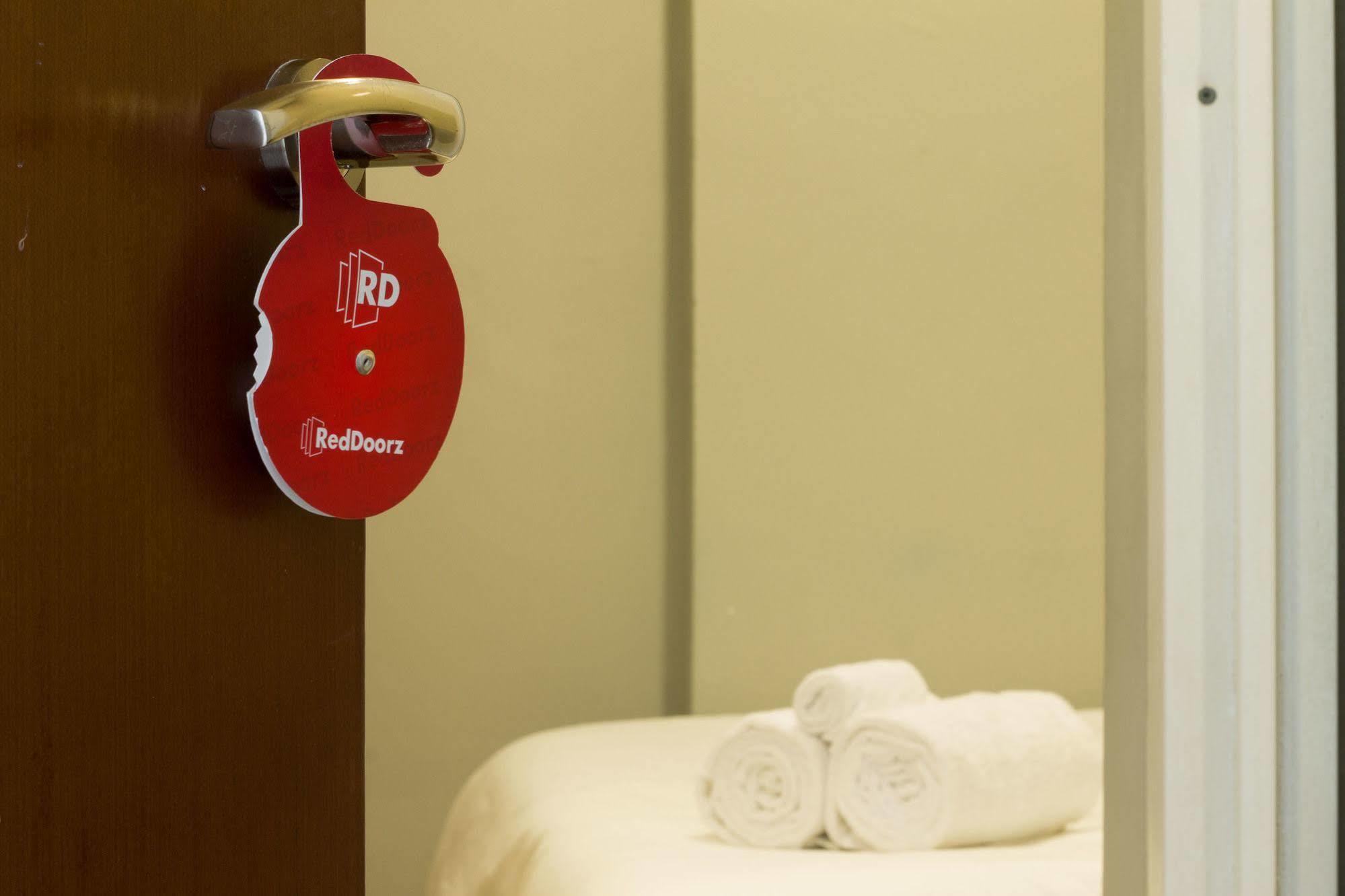 Reddoorz @ Dago Hotel Бандунг Екстериор снимка