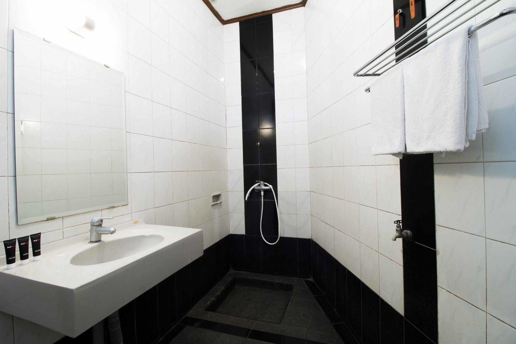 Reddoorz @ Dago Hotel Бандунг Екстериор снимка