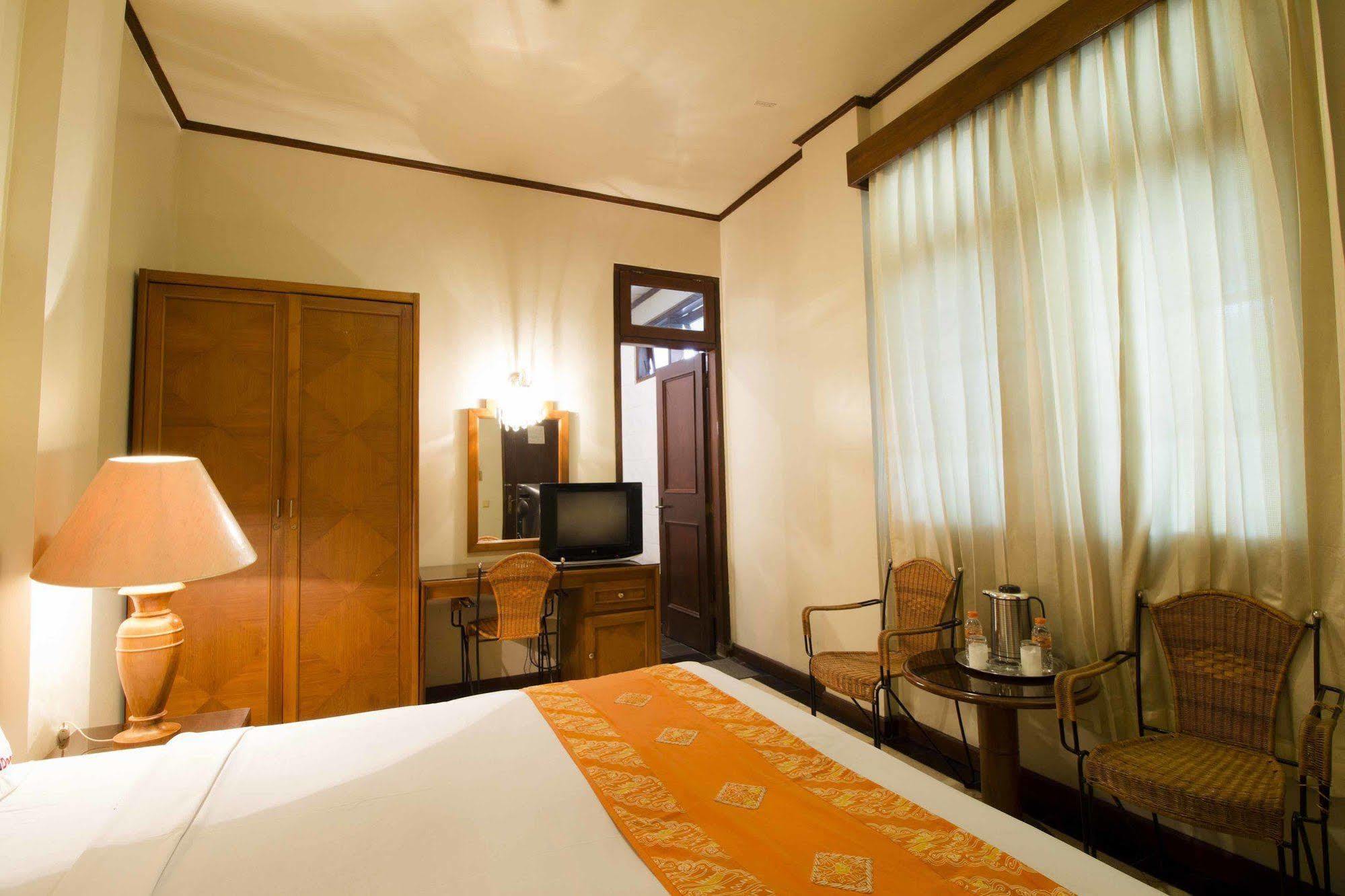 Reddoorz @ Dago Hotel Бандунг Екстериор снимка