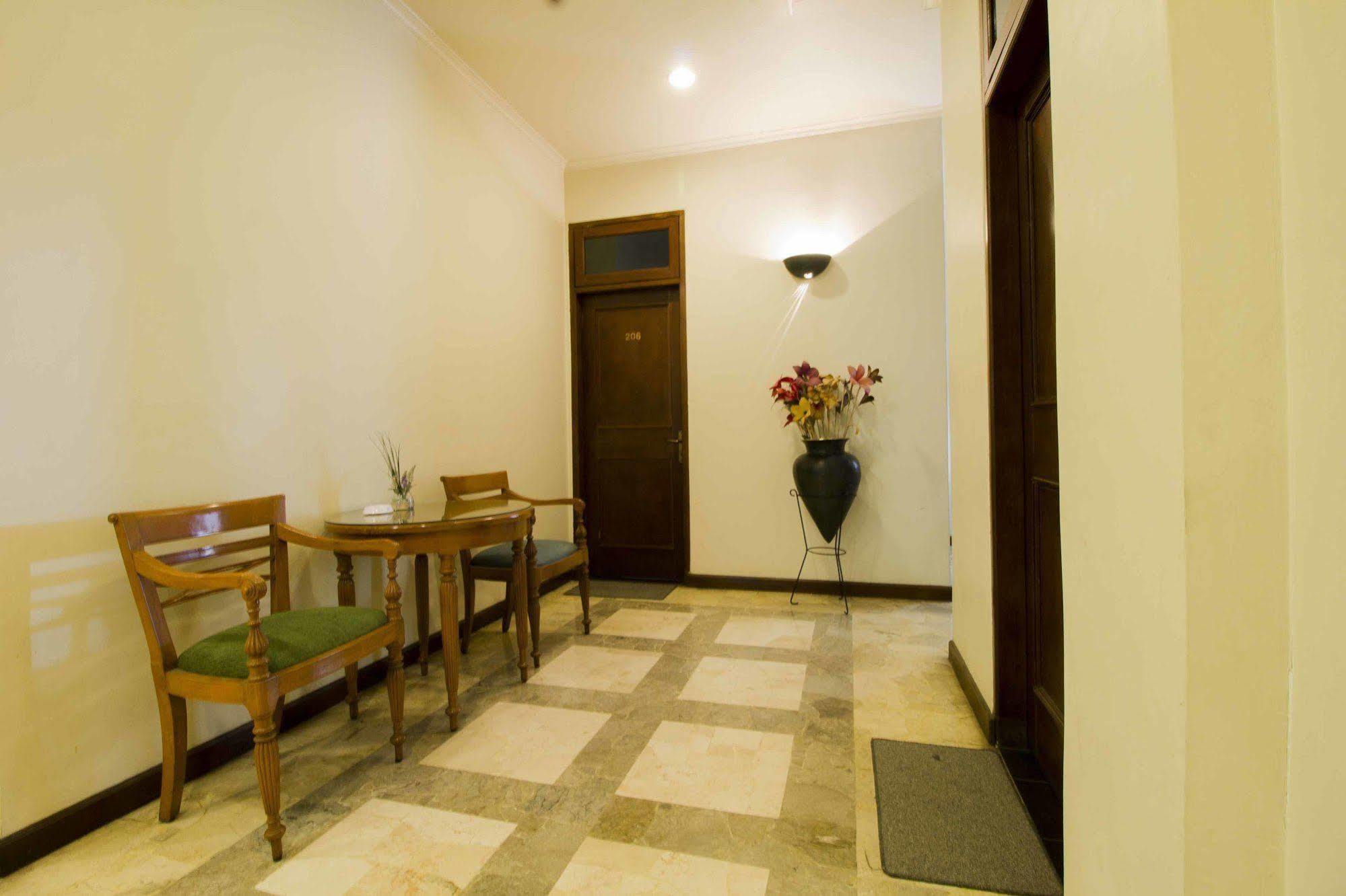 Reddoorz @ Dago Hotel Бандунг Екстериор снимка