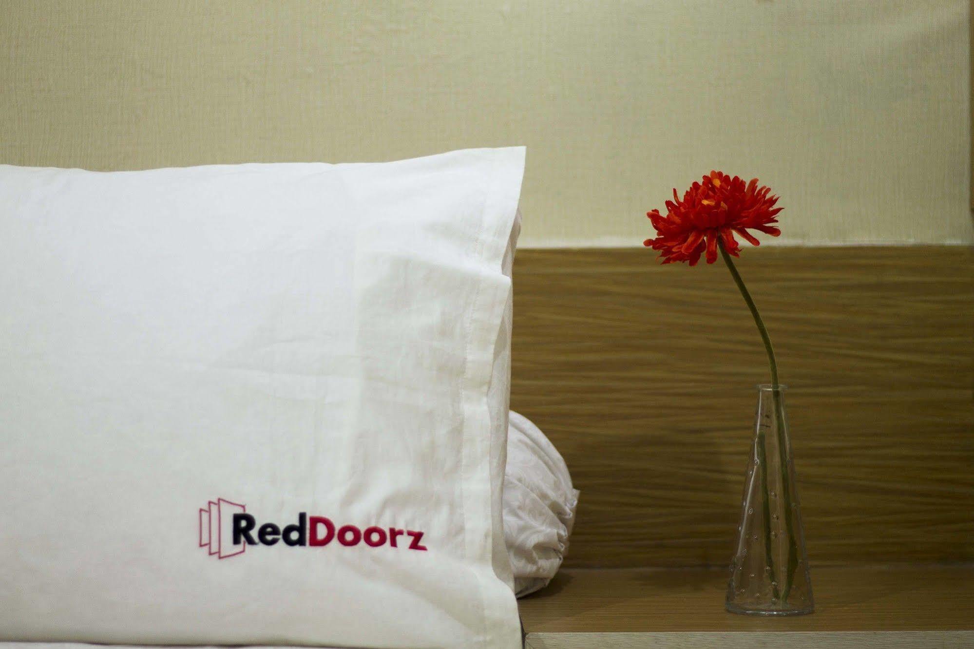 Reddoorz @ Dago Hotel Бандунг Екстериор снимка